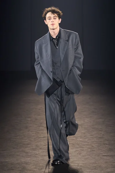 Look 18